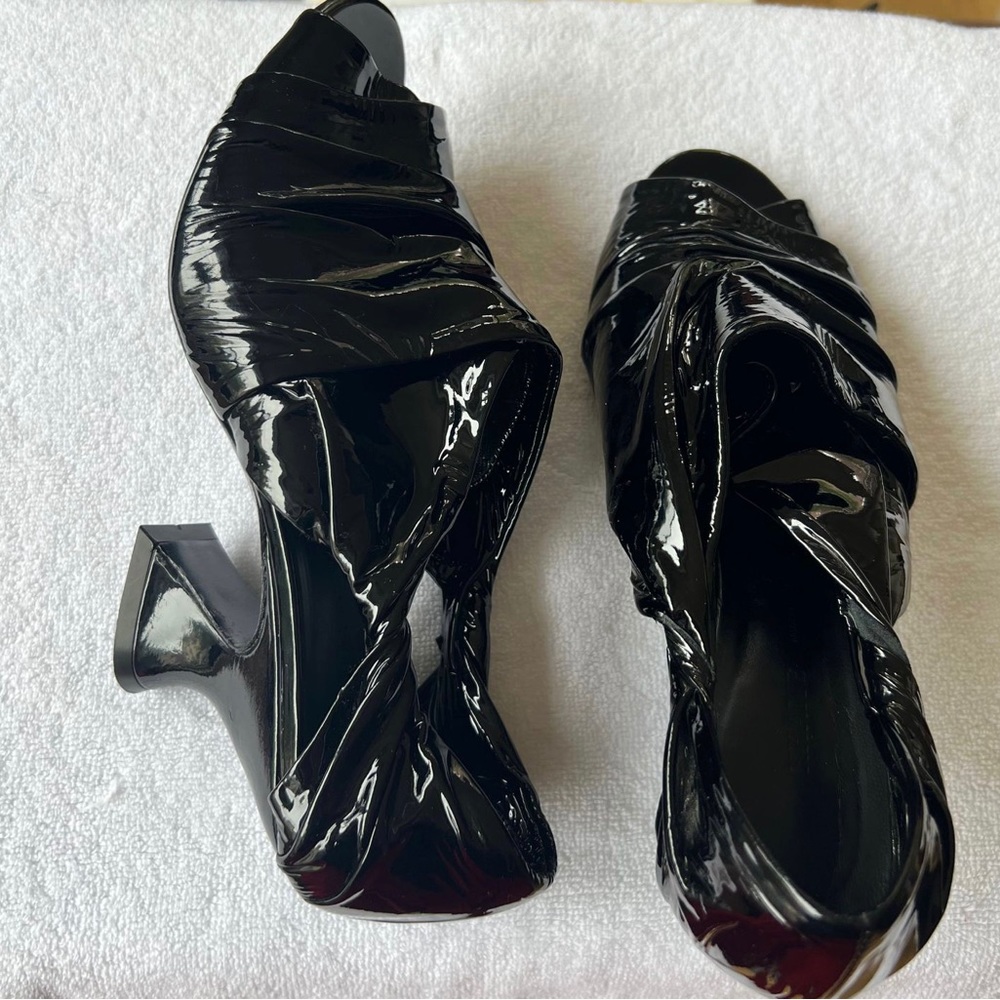 Khaite black wrap leather sandal v-shaped heel - shine black